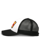 Casquette Trucker Hardware Alpinestars, blanc et noir, vue de profil, avant en sergé blanc avec écusson brodé jaune et rouge, dos en maille noire, visière courbée noire, couvre-chef décontracté style motorsport