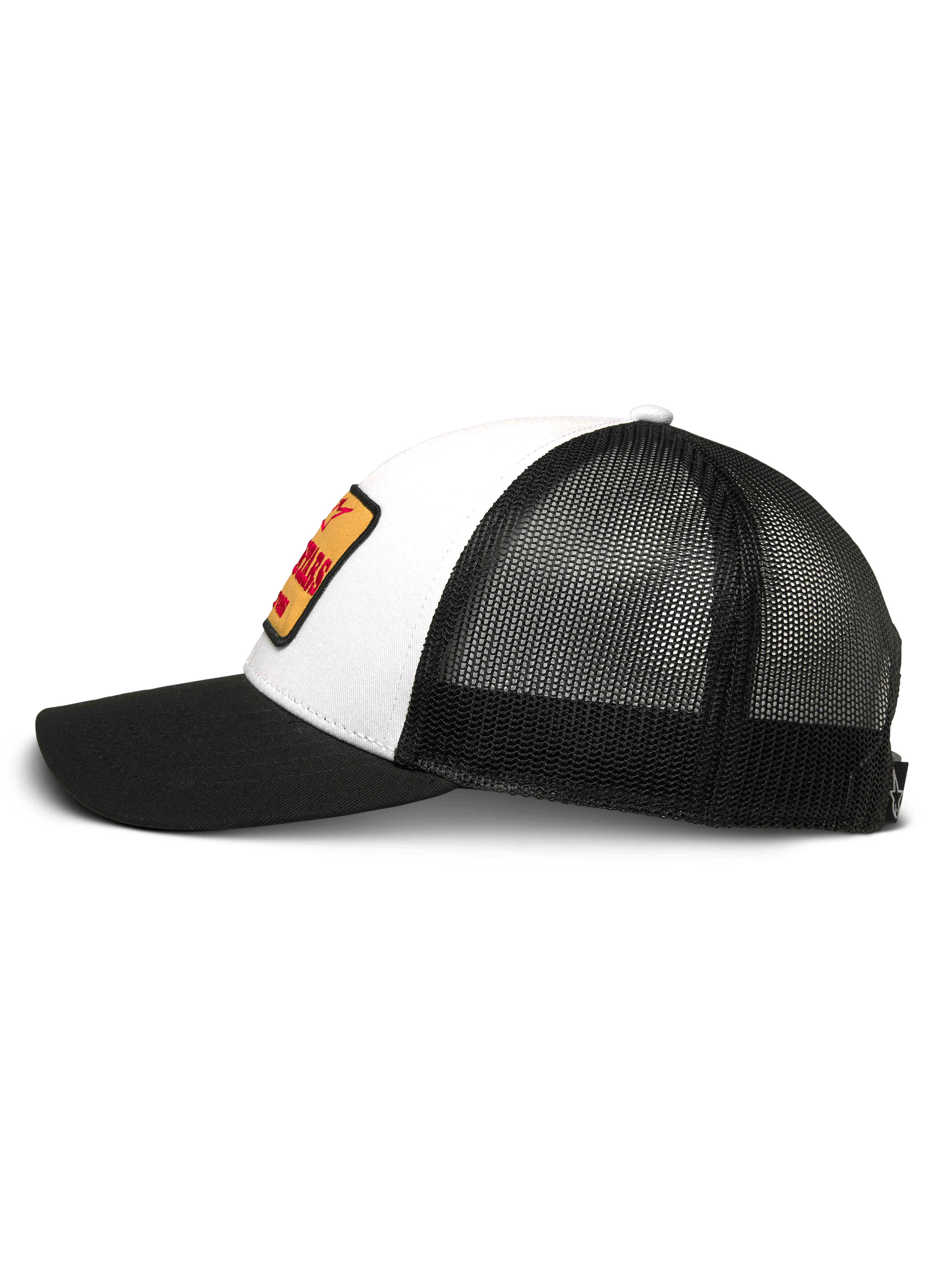 Casquette Trucker Hardware Alpinestars, blanc et noir, vue de profil, avant en sergé blanc avec écusson brodé jaune et rouge, dos en maille noire, visière courbée noire, couvre-chef décontracté style motorsport