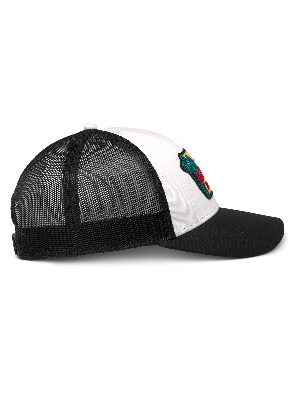Casquette Trucker Hardware Alpinestars, blanc et noir, vue de profil, avec visière noire courbée, panneau avant en sergé blanc avec écusson brodé coloré et dos en maille respirante noire, accessoire décontracté motorsport