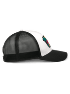 Casquette Trucker Hardware Alpinestars, blanc et noir, vue de profil, avec visière noire courbée, panneau avant en sergé blanc avec écusson brodé coloré et dos en maille respirante noire, accessoire décontracté motorsport