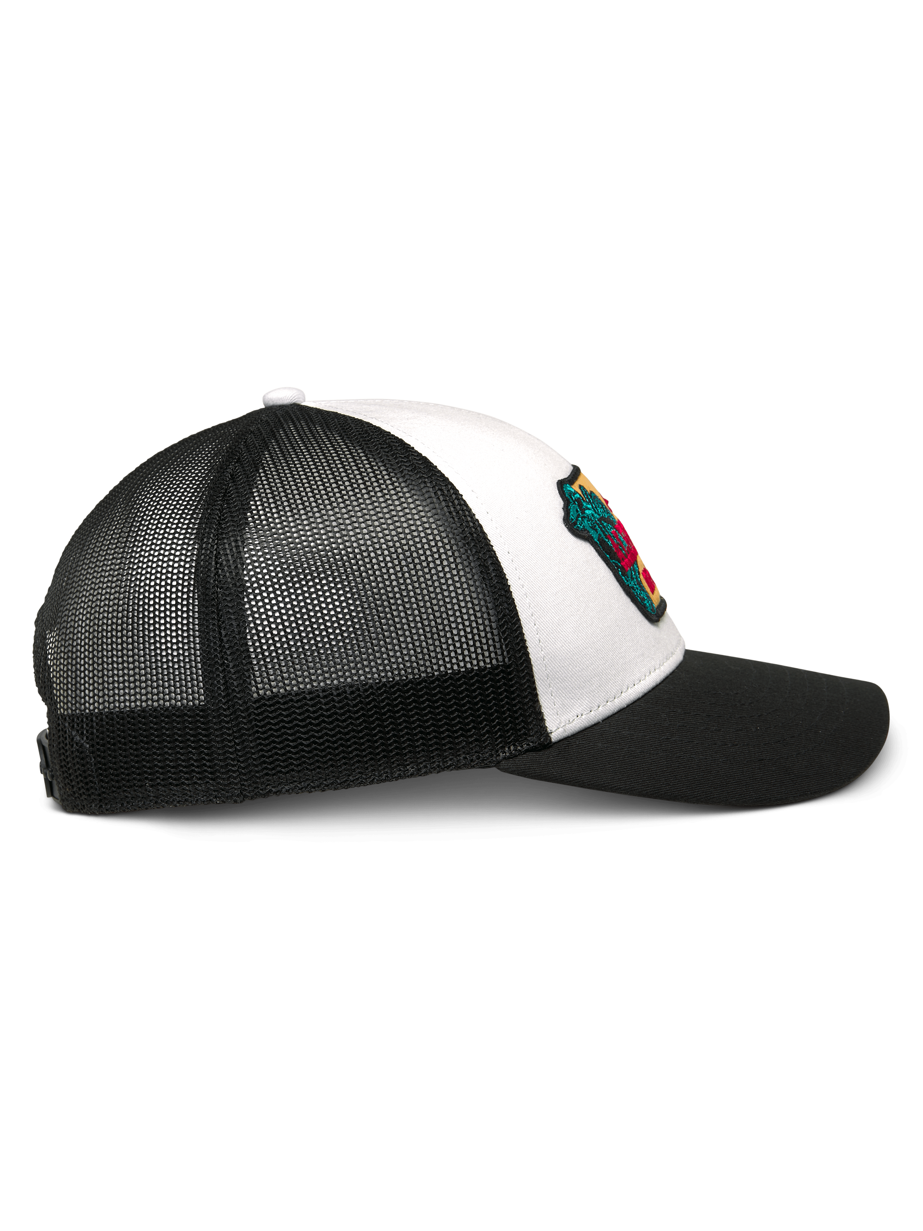 Casquette Trucker Hardware Alpinestars, blanc et noir, vue de profil, avec visière noire courbée, panneau avant en sergé blanc avec écusson brodé coloré et dos en maille respirante noire, accessoire décontracté motorsport