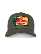 Casquette Trucker Alpinestars Hardware, casquette trucker vert olive et blanc, couronne structurée avec visière courbée, écusson brodé jaune à l'avant avec logo Alpinestars Motocross rouge et motif de pilote bleu sarcelle, style streetwear décontracté