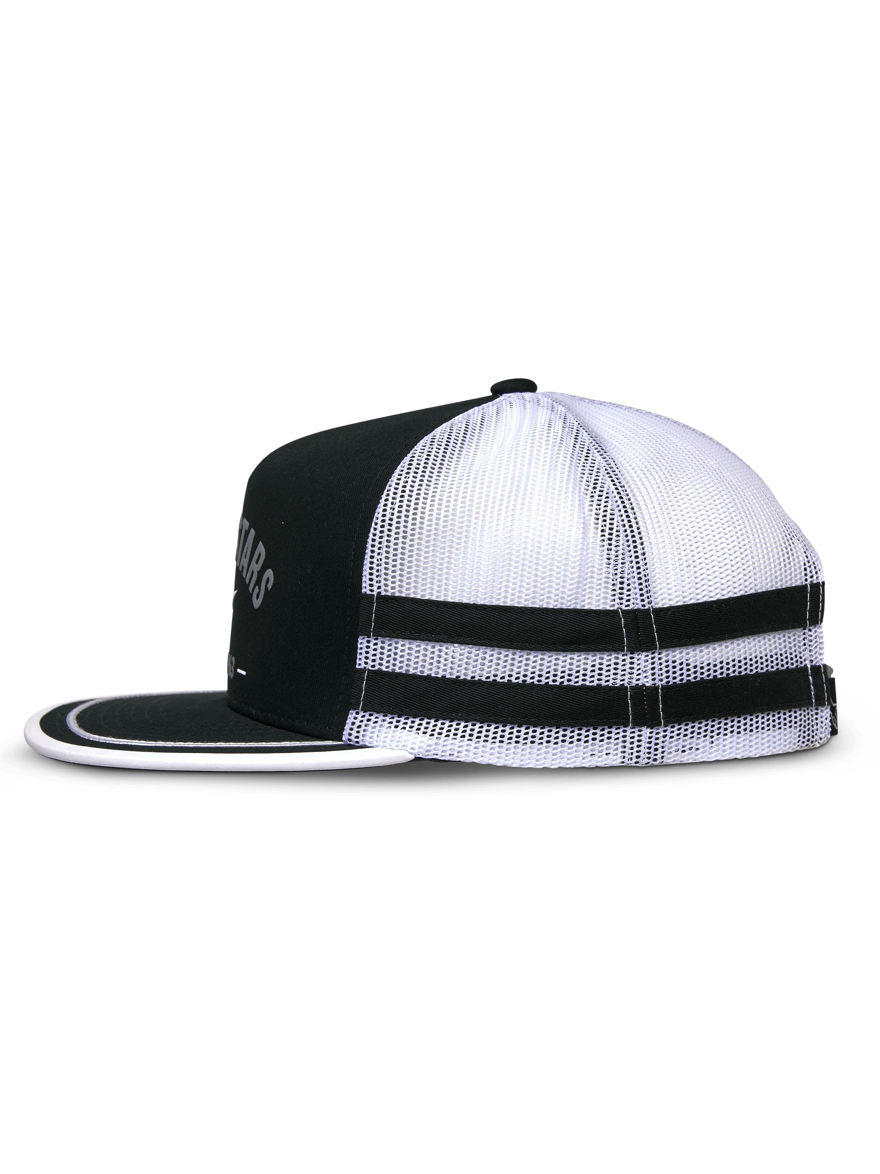 Casquette Trucker Alpinestars Backline, noir et blanc, vue de profil montrant l'avant en sergé noir et l'arrière en maille blanche, visière plate avec finition soutache blanche, doubles bandes appliquées noires sur le côté, casquette décontractée inspirée du sport automobile.