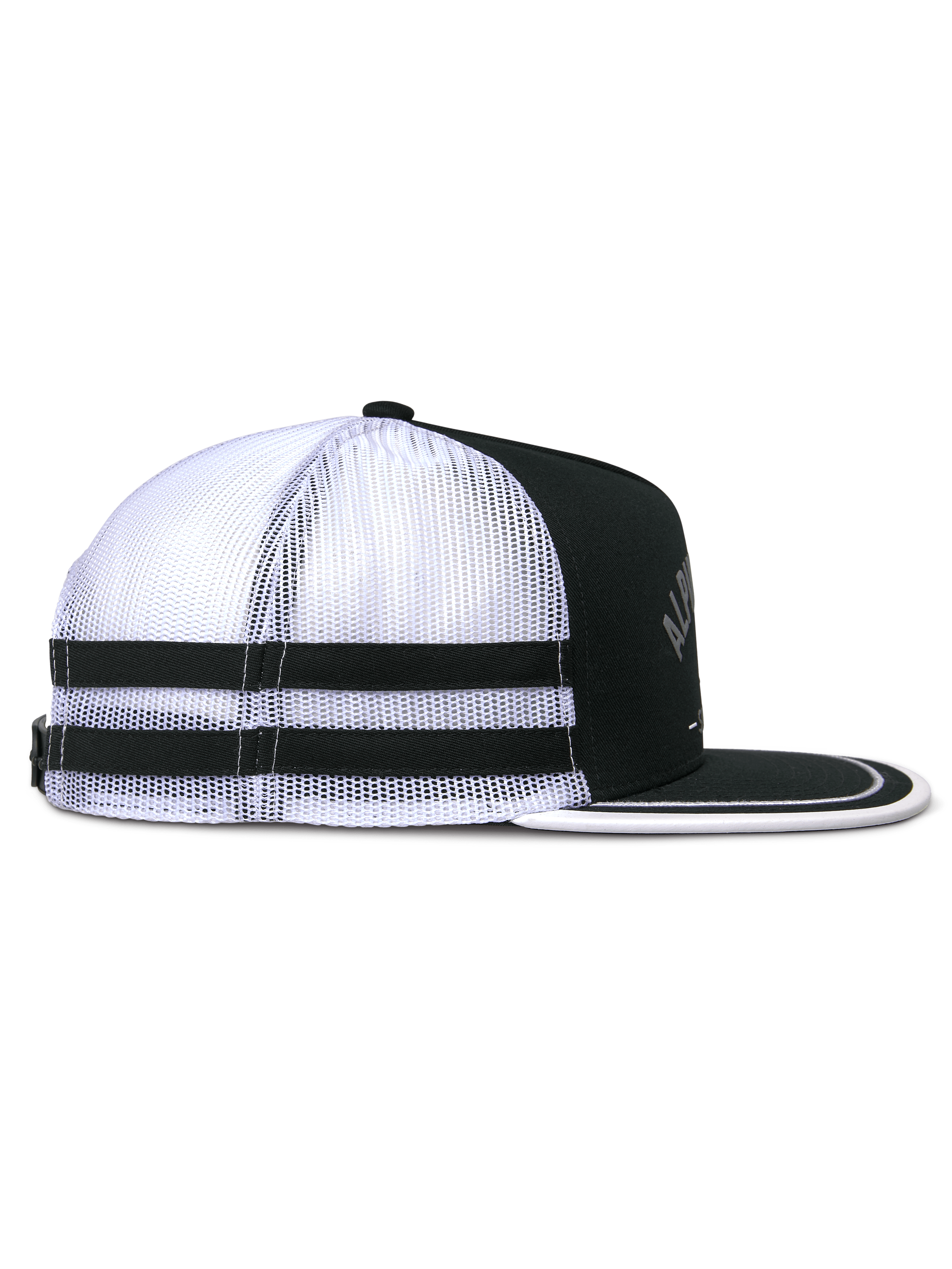 Casquette Trucker Alpinestars Backline, vue de profil, noir, blanc et gris, avec arrière en maille blanche et deux bandes horizontales noires, couronne noire structurée et visière plate avec bordure blanche, couvre-chef décontracté d'inspiration sport automobile