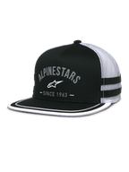 Casquette Alpinestars Backline Trucker, avant en sergé noir et dos en maille blanche, visière plate avec finition soutache blanche sur le bord, logo Alpinestars gris en arche avec mention Since 1963, bandes latérales appliquées, casquette snapback décontractée inspirée des sports mécaniques