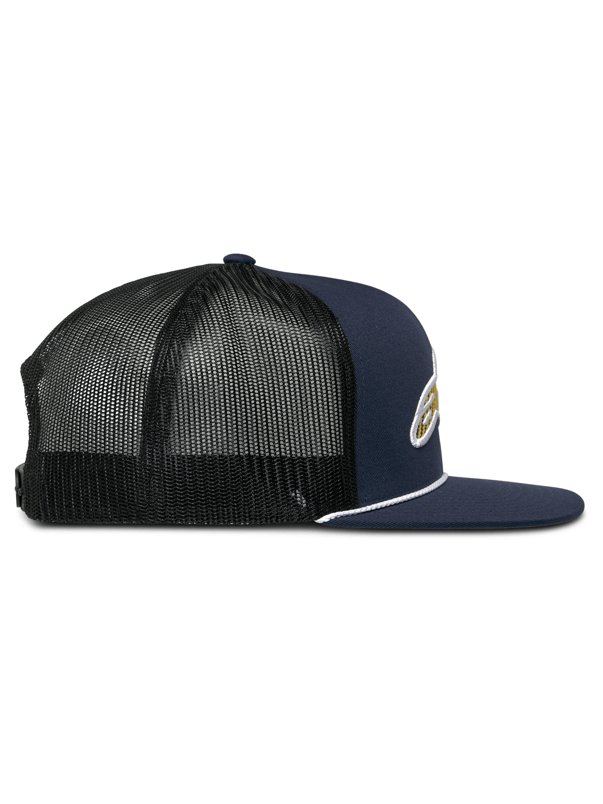 Casquette Trucker Orion Alpinestars, vue de profil, avant en sergé bleu marine avec arrière en maille noire, visière plate avec garniture en corde blanche, couronne structurée, couvre-chef décontracté pour le sport automobile