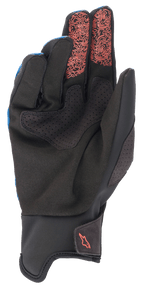 Gants Alpinestars Denali 2, gants de VTT, bleu moyen, noir et corail fluo, vue de la paume montrant le cuir synthétique Clarino noir avec des détails perforés, des motifs topographiques corail fluo sur le bout de l'index et du majeur, et un petit logo corail sur la manchette.