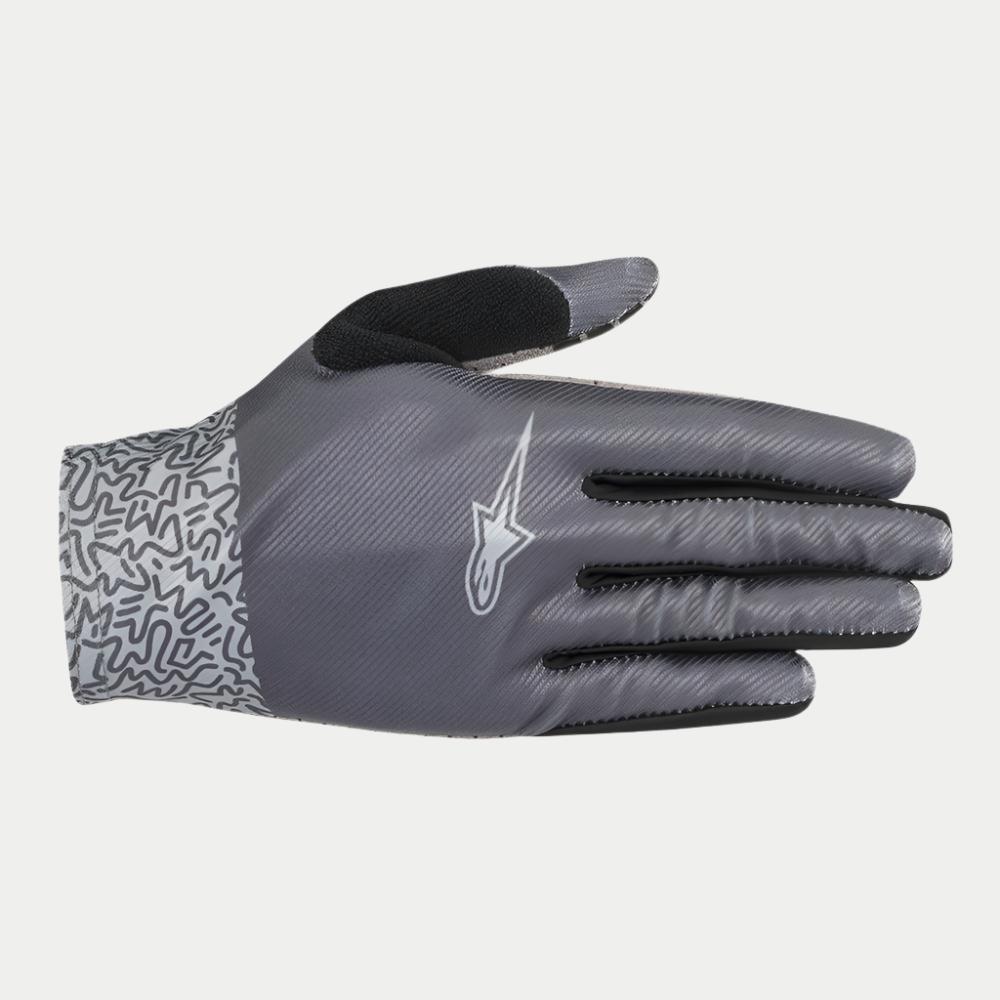 Gants Stella Alderex Pro Femme d'Alpinestars, gants de VTT gris anthracite avec dos texturé en diagonale, logo Alpinestars blanc, empiècement en éponge noire sur le pouce et poignet à motifs abstraits, équipement de cyclisme tout-terrain