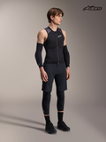 Gilet De Protection A-Motion Plasma d'Alpinestars, gilet de protection VTT pour homme en noir et camouflage, vue studio sur un modèle portant un équipement de protection et une tenue de VTT assortie