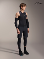 Gilet De Protection A-Motion Plasma d'Alpinestars, gilet de protection VTT pour homme en noir et camouflage, vue studio sur un modèle portant un équipement de protection et une tenue de VTT assortie