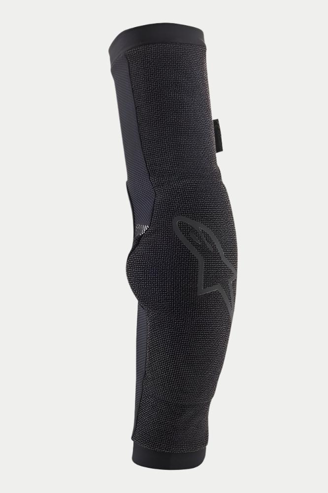 Alpinestars Protections de coude Paragon Pro, Noir, protège-coudes à enfiler pour le VTT, construction en maille respirante, design ergonomique préformé, logo Alpinestars discret sur le côté.