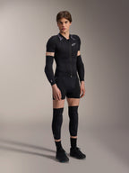 Boxers de Protection Alpinestars A-Motion Plasma, noir, faisant partie d'une protection de base complète pour VTT incluant une veste rembourrée à manches courtes, des coudières et des genouillères, design athlétique épuré pour la performance tout-terrain