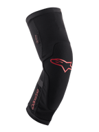Alpinestars Paragon Plus Knee Protector, noir avec logo et lettrage Alpinestars rouges, design ergonomique à enfiler, tissu mesh respirant avec panneaux renforcés, équipement de protection pour VTT