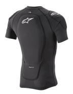 Veste de protection Alpinestars Paragon Lite à manches courtes, noire, vue de trois-quarts arrière montrant la protection dorsale intégrée et la construction en maille extensible respirante, avec logo Alpinestars blanc sur le dos et l'épaule, équipement de protection léger pour VTT