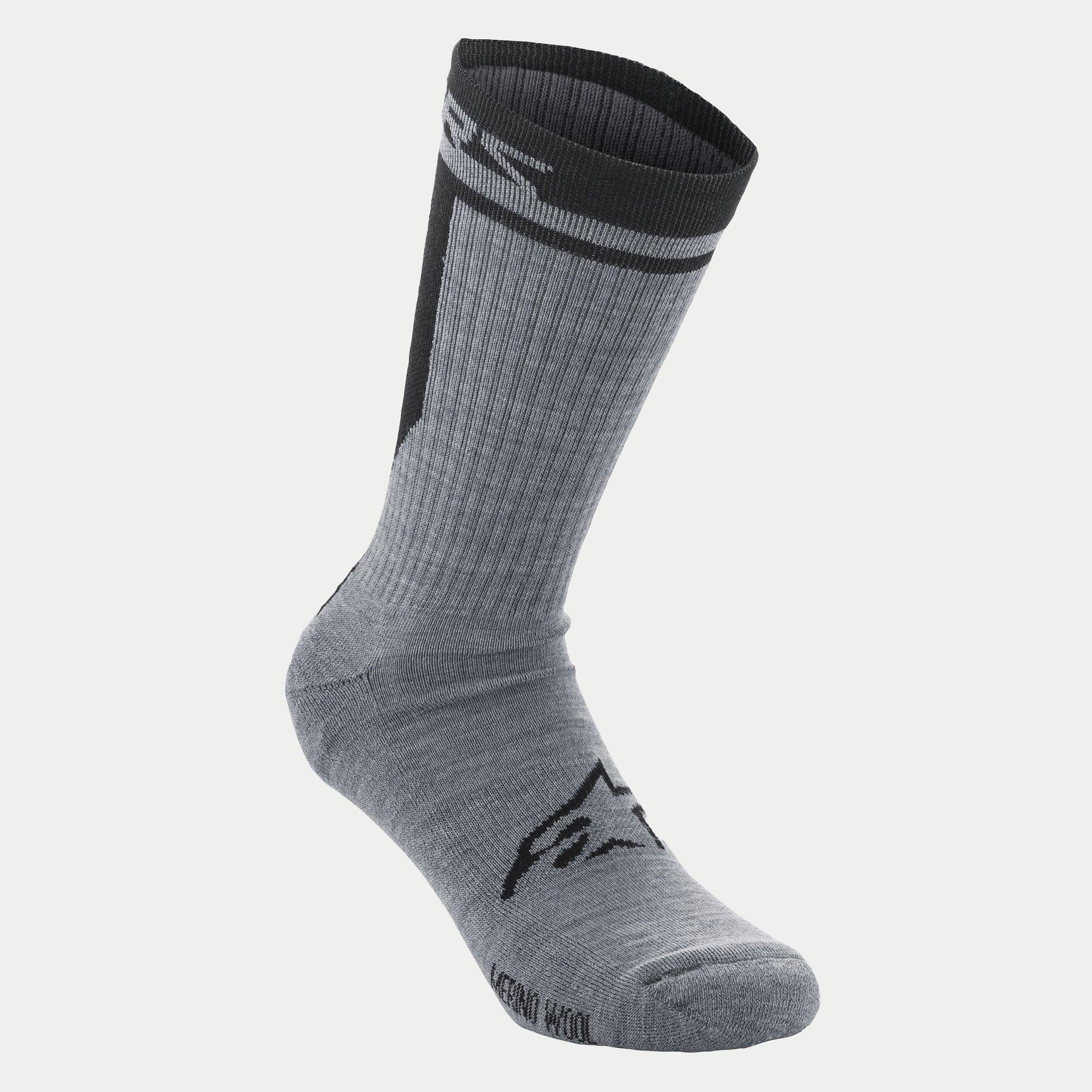 Chaussettes Alpinestars Merino 24, chaussettes de cyclisme, gris et noir, construction en laine mérinos monocouche côtelée, avec un logo étoile noir sur le pied et une bordure noire avec logo, longueur de 24 cm pour le confort en VTT et cyclisme sur route
