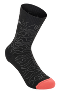 Alpinestars Drop Socks 15, chaussettes de cyclisme de performance, noir et gris moyen avec pointe orange corail, motif topographique ondulé et bord-côte, conception en maille légère pour le VTT et le tout-terrain