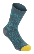 Alpinestars Drop Socks 15, chaussettes de VTT, bleu Atlantic Ceramic avec motif topographique bleu clair, pointe jaune vif et talon gris, texture côtelée, chaussettes de performance légères pour le VTT