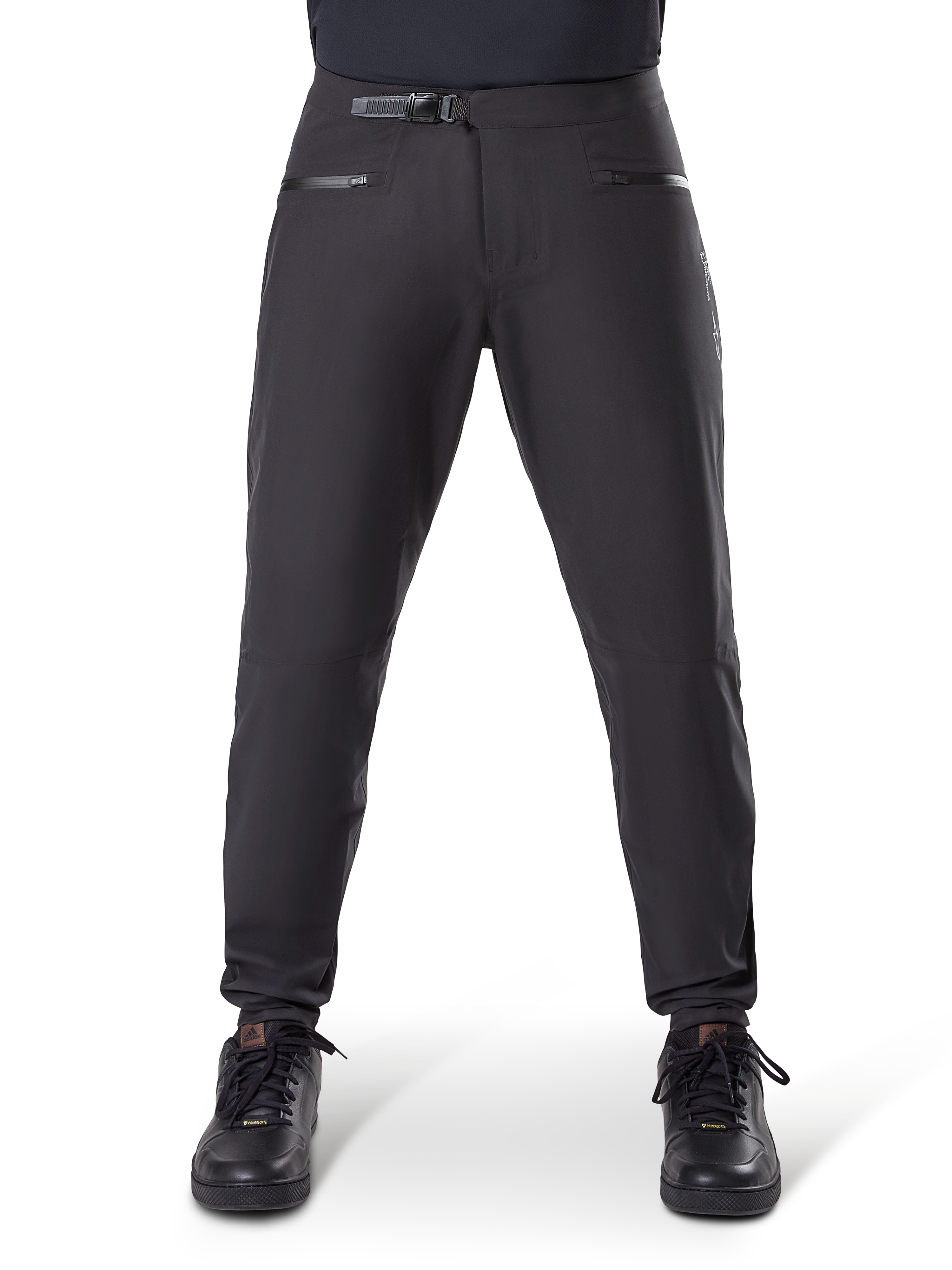 Pantalon imperméable Alpinestars A-Dura, noir, pantalon de VTT doté d'une fermeture à cliquet à la taille et de poches zippées, vue de face sur modèle avec chaussures noires, équipement imperméable durable pour le VTT