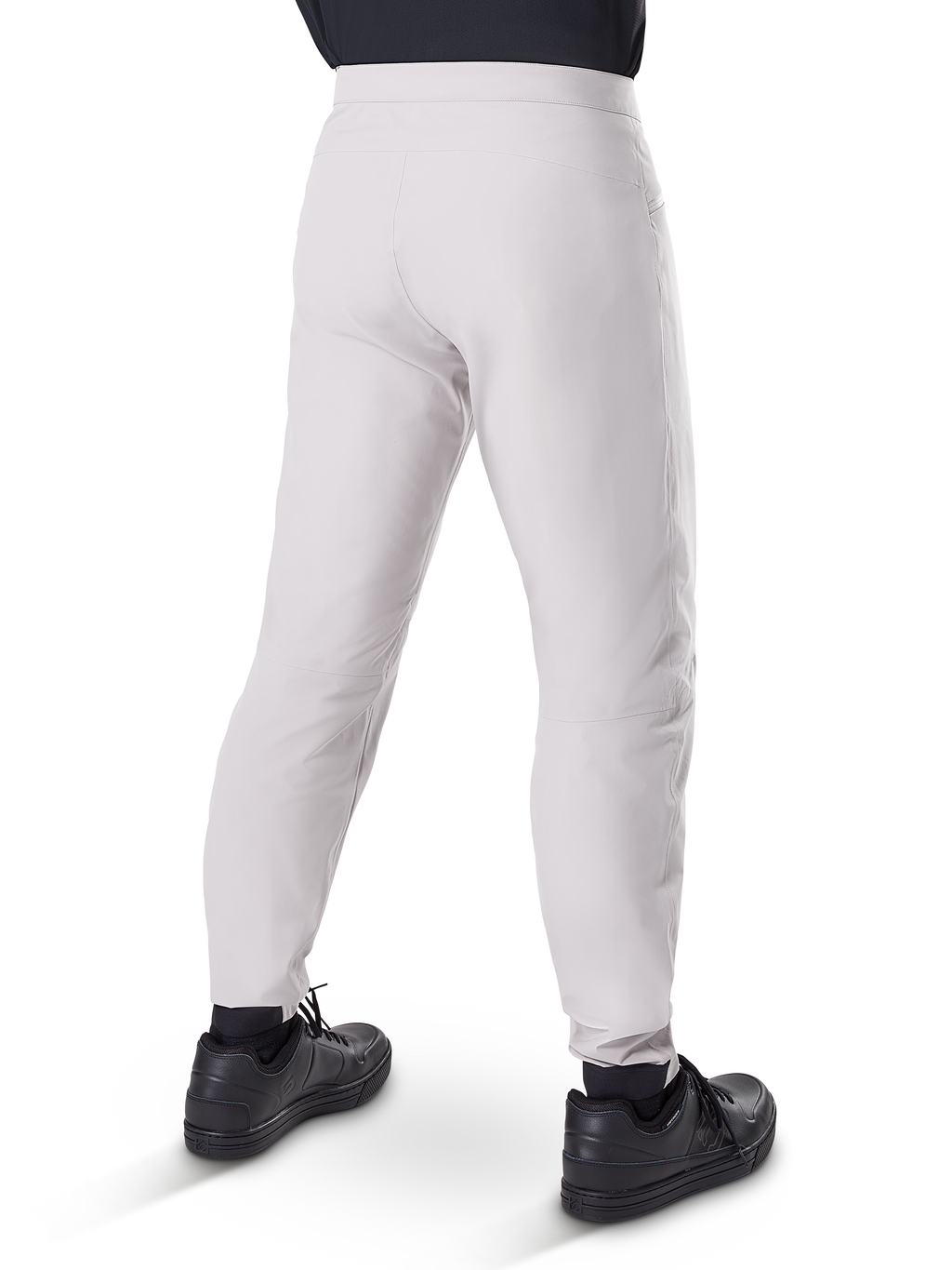 Pantalon imperméable Alpinestars A-Dura, pantalon de cyclisme VTT, gris titane, vue arrière montrant les jambes fuselées et les poignets élastiqués, porté avec des chaussures noires, équipement technique imperméable pour le VTT