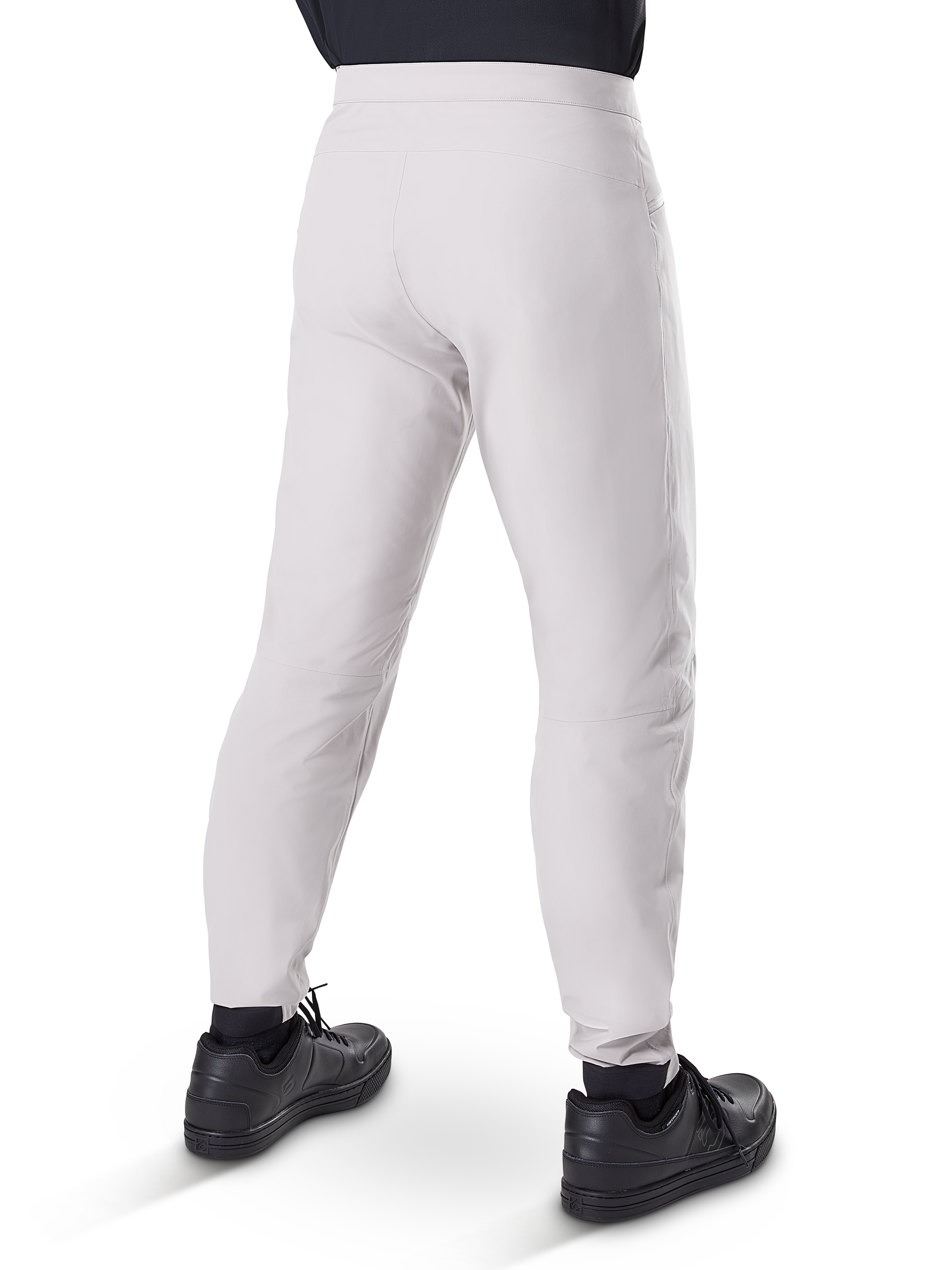 Pantalon imperméable Alpinestars A-Dura, pantalon de cyclisme VTT, gris titane, vue arrière montrant les jambes fuselées et les poignets élastiqués, porté avec des chaussures noires, équipement technique imperméable pour le VTT