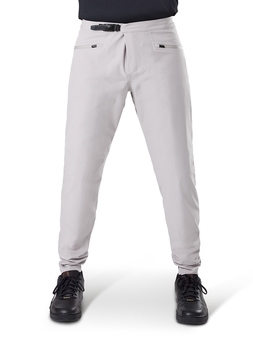 Pantalon imperméable Alpinestars A-Dura, pantalon de cyclisme VTT, Gris Titane, vue de face, avec fermeture à cliquet noire à la taille, deux poches zippées et chevilles élastiquées, porté avec des baskets noires, équipement technique imperméable pour le VTT