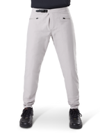 Pantalon imperméable Alpinestars A-Dura, pantalon de cyclisme VTT, Gris Titane, vue de face, avec fermeture à cliquet noire à la taille, deux poches zippées et chevilles élastiquées, porté avec des baskets noires, équipement technique imperméable pour le VTT