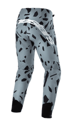 Pantalon Alpinestars Techstar Envision, pantalon de VTT, bleu cendré avec motif géométrique abstrait noir, vue arrière présentant un grand logo script blanc et des empiècements en maille noire aux mollets, équipement de cyclisme tout-terrain durable