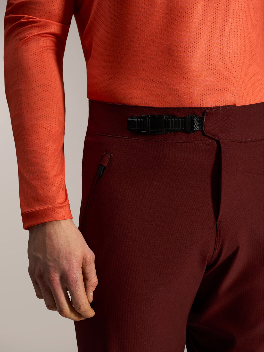 Short Alpinestars A-Dura Ride bordeaux, système de fermeture à cliquet et poche zippée pour le VTT.