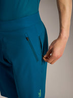 Short Alpinestars A-Dura Ride bleu-vert avec poche latérale zippée et tissu technique VTT extensible 4 directions.