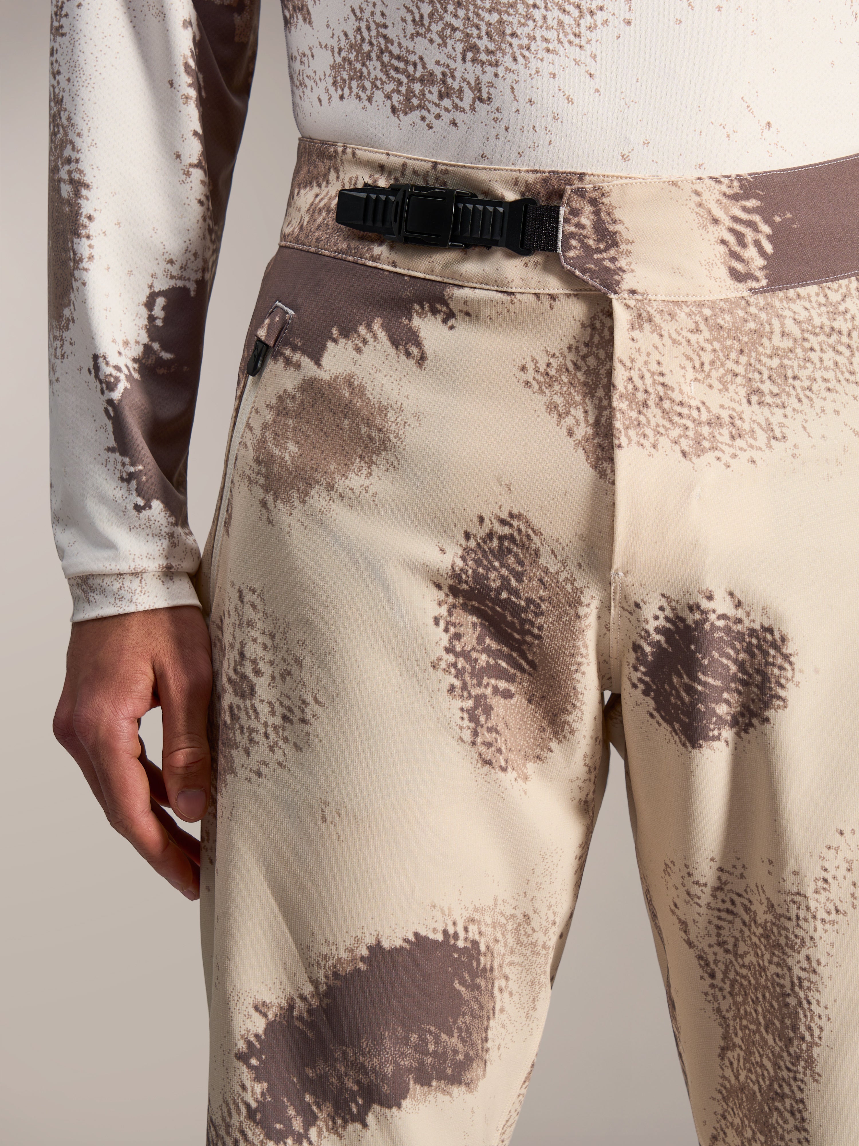 Short A-Dura Ride Sand Camo Alpinestars, fermeture à cliquet noire, vêtement technique durable pour le VTT.