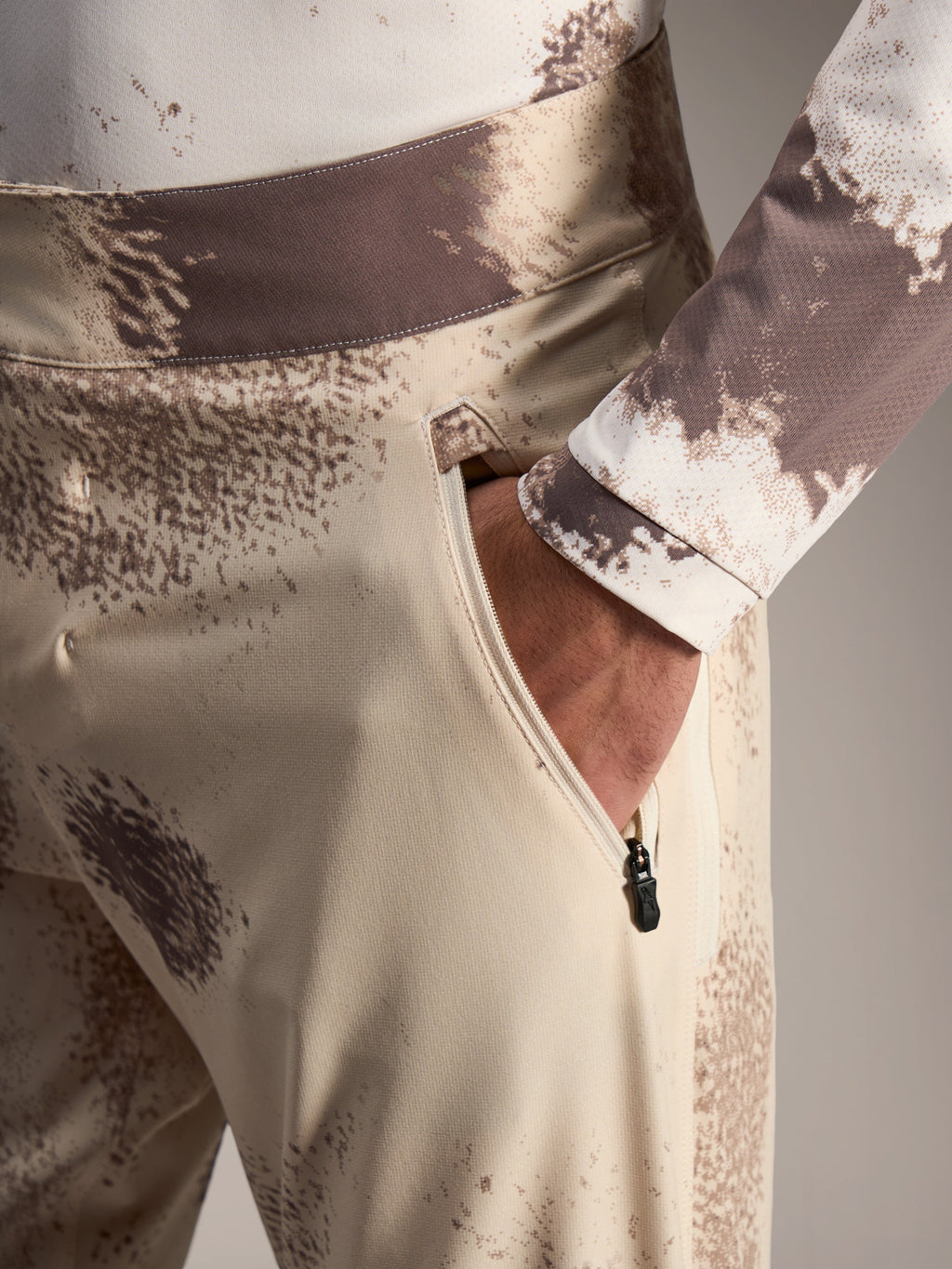Short Alpinestars A-Dura Ride Sand Camo, poche latérale zippée et tissu VTT extensible 4 directions durable.