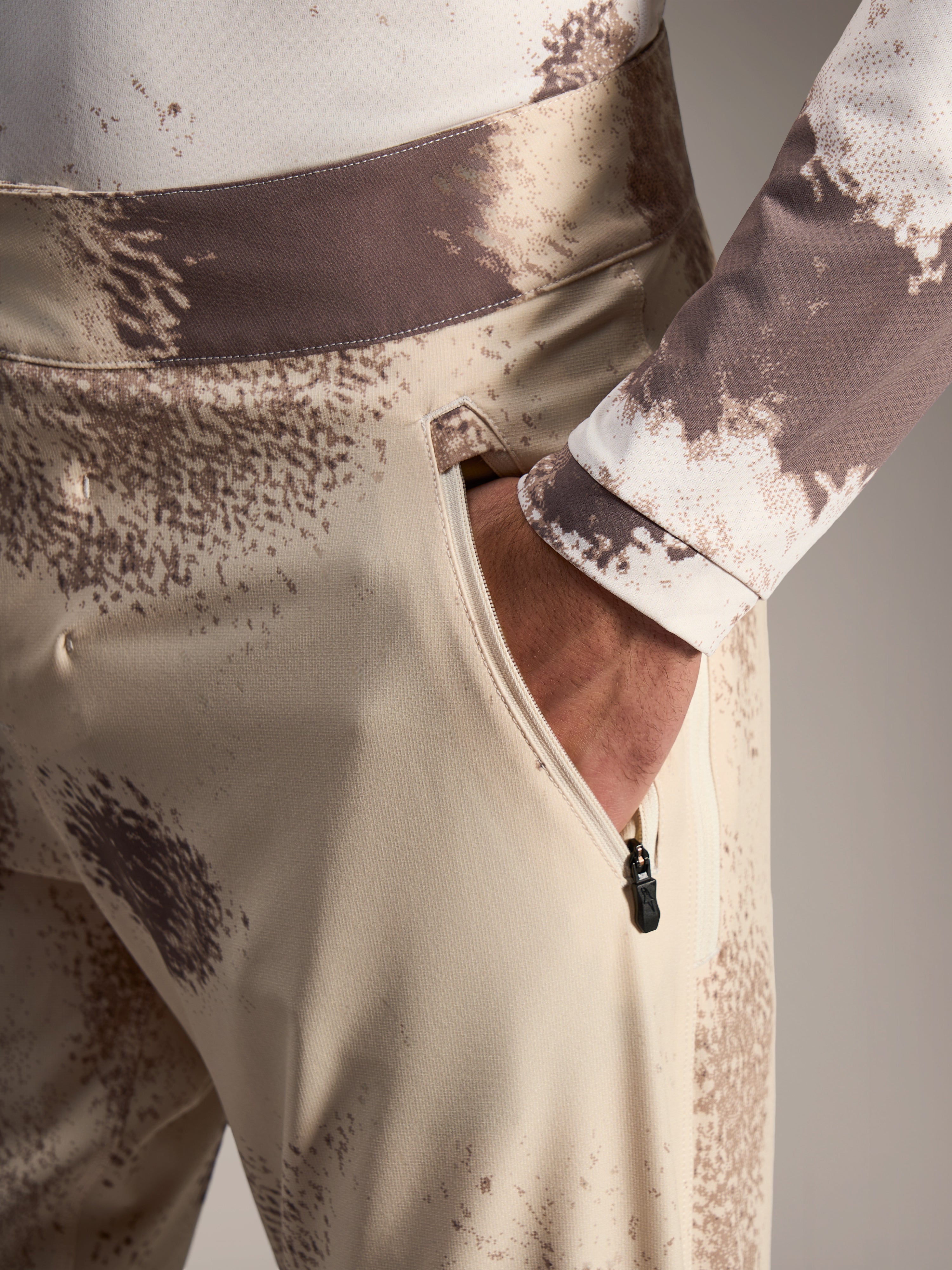 Short Alpinestars A-Dura Ride Sand Camo, poche latérale zippée et tissu VTT extensible 4 directions durable.