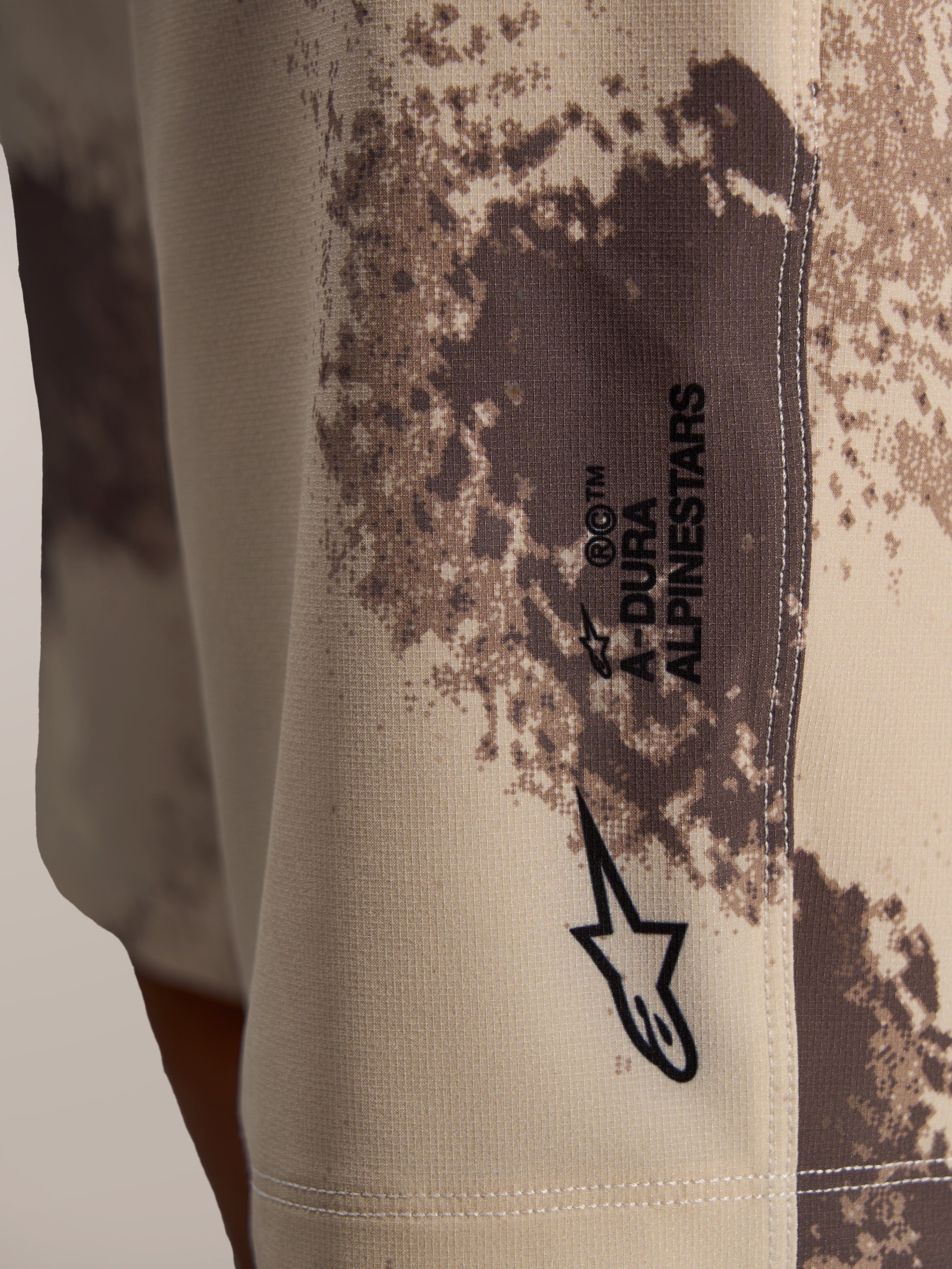 Short Alpinestars A-Dura Ride sand camo, logo Astar sur textile technique robuste et extensible.