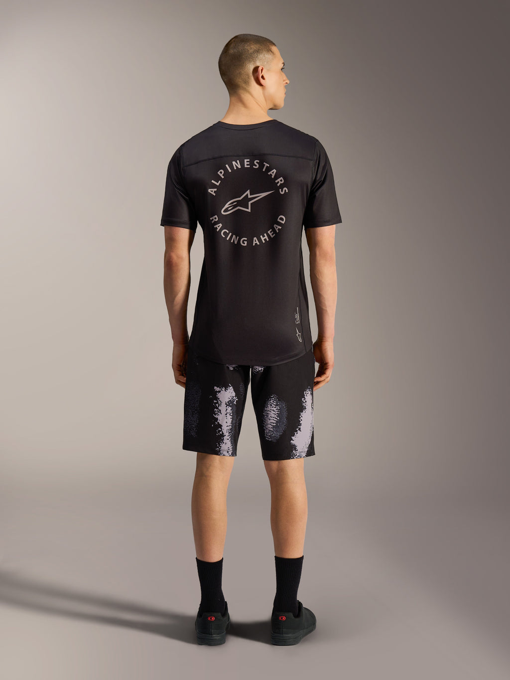 Short VTT A-Dura Ride Black Camo, modèle extensible 4 directions pour homme, vue de dos en studio.