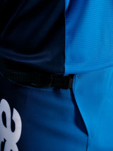 Pantalon A-Supra Elite bleu Faded Bright Blue, fermeture à cliquet noire pour un ajustement réglable et sûr en VTT.