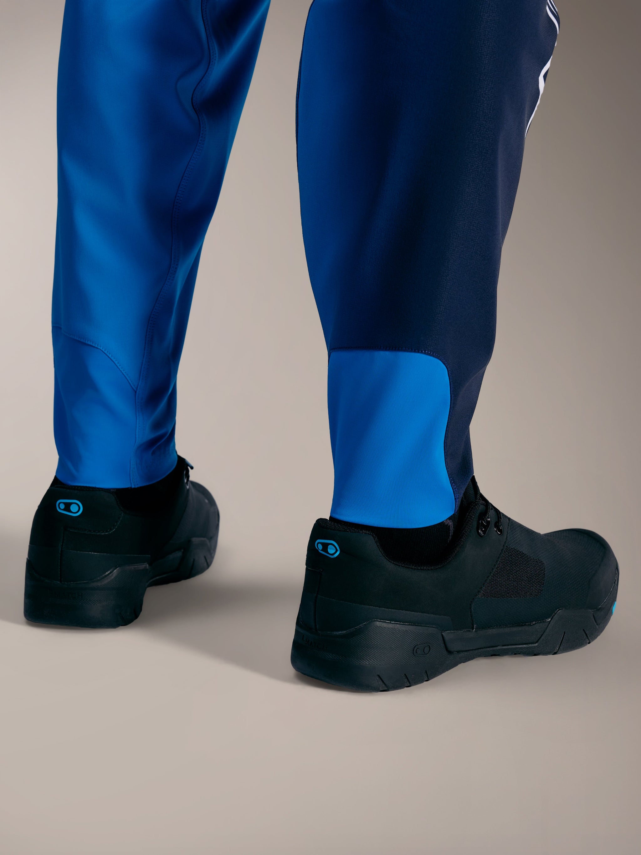 Pantalon Alpinestars A-Supra Elite bleu vif délavé, bas de jambe élastiqués et tissu extensible 4 directions.