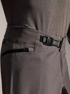 Pantalon Alpinestars A-Dura Elite, pantalon de VTT, gris foncé, vue rapprochée montrant le système de fermeture à cliquet à l'avant et la poche zippée, équipement technique de cyclisme pour le VTT