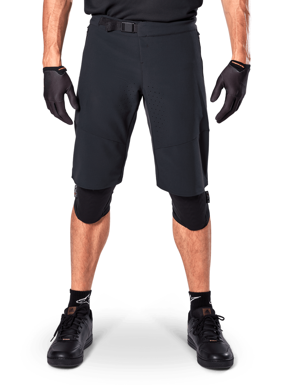 Short Alpinestars A-Aria Elite, short de VTT, noir, porté avec des genouillères et des gants noirs, avec ventilations découpées au laser et boucle de serrage à la taille, équipement de cyclisme tout-terrain haute performance
