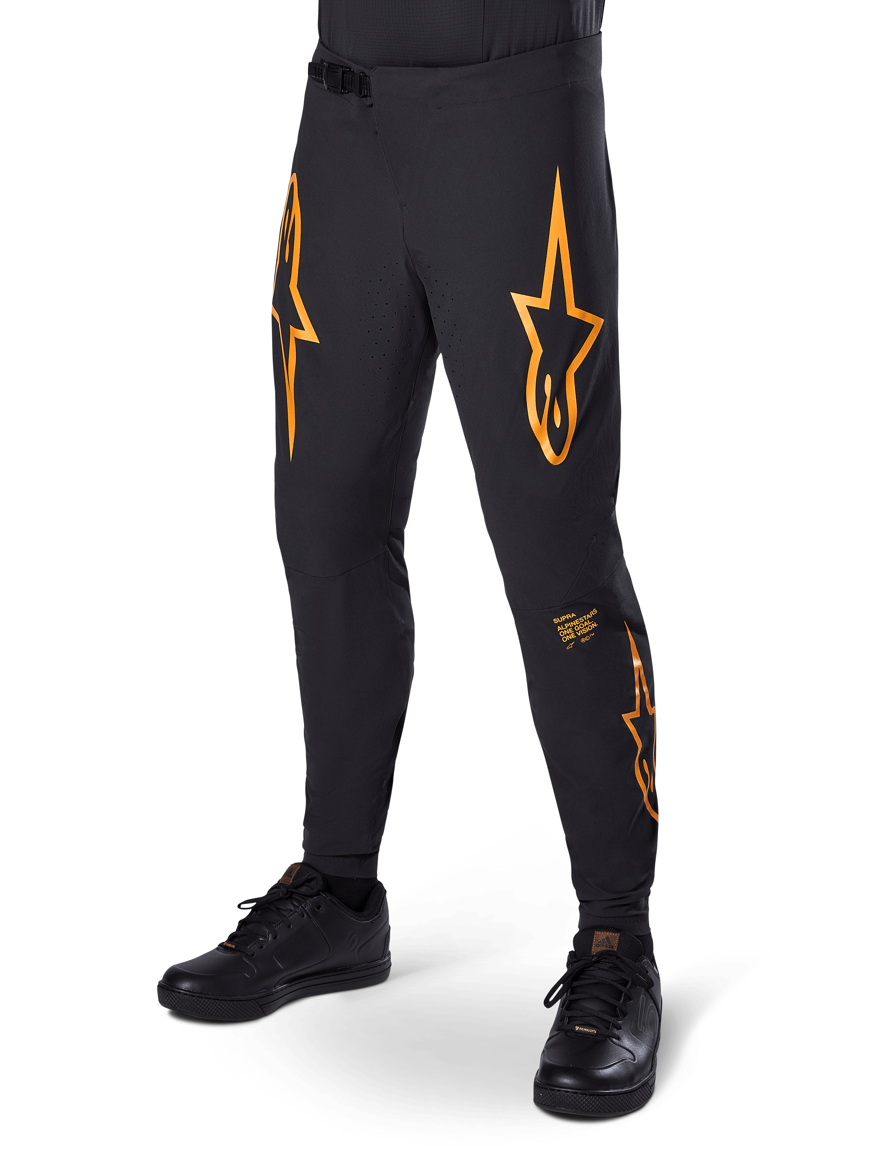 Alpinestars A-Supra Race Pants, noir avec motifs étoile orange, pantalon de course VTT doté de ventilations perforées au laser et d'une fermeture à rochet à la taille, coupe performance ajustée pour le cyclisme tout-terrain