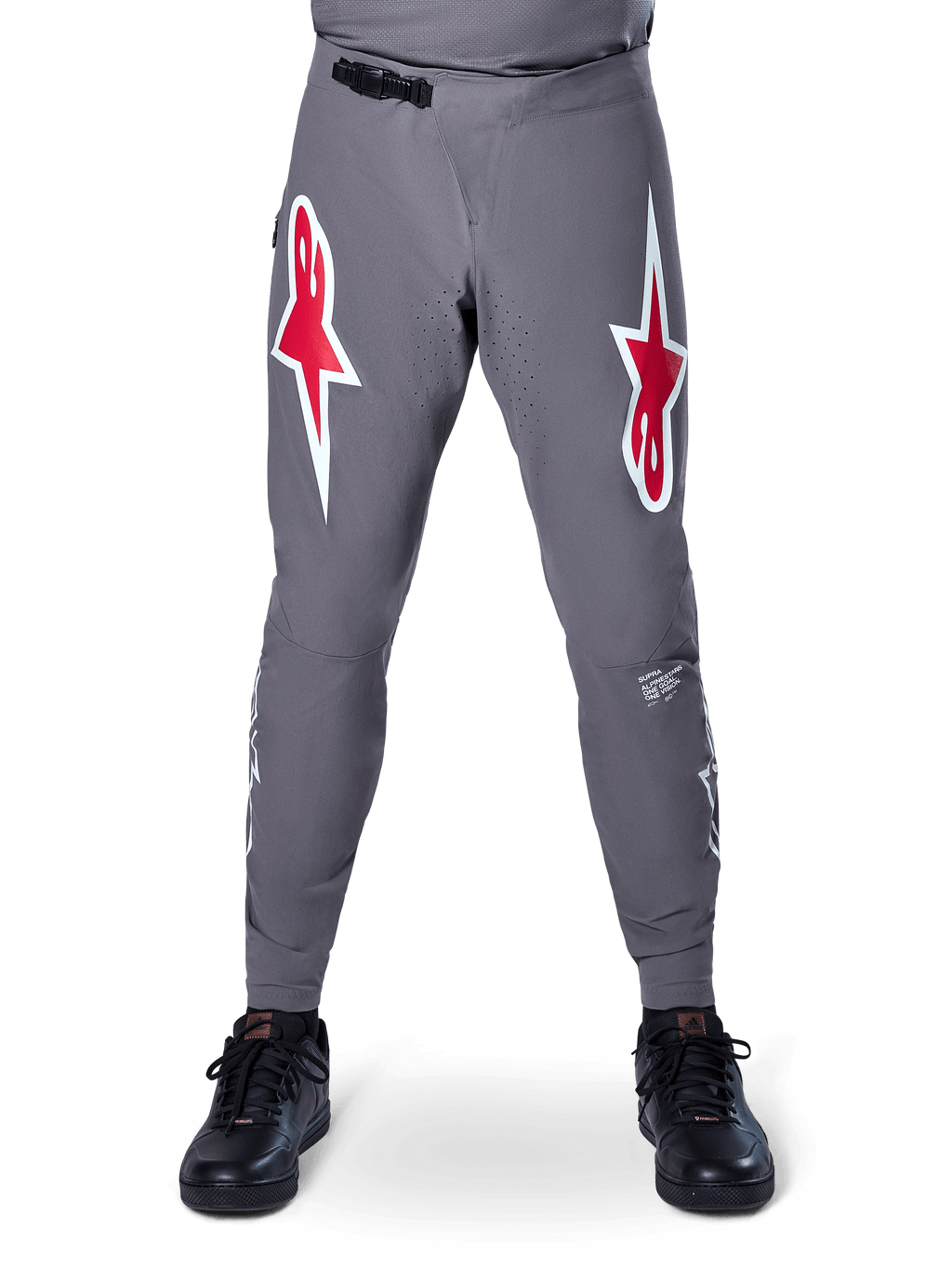 Alpinestars A-Supra Race Pants, pantalon de course VTT, gris foncé, avec de grands logos étoiles rouges et blancs sur les cuisses, ventilations perforées au laser à l'intérieur des jambes et fermeture à rochet noire à la taille, conçu pour la compétition de VTT