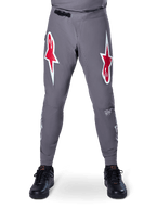 Alpinestars A-Supra Race Pants, pantalon de course VTT, gris foncé, avec de grands logos étoiles rouges et blancs sur les cuisses, ventilations perforées au laser à l'intérieur des jambes et fermeture à rochet noire à la taille, conçu pour la compétition de VTT
