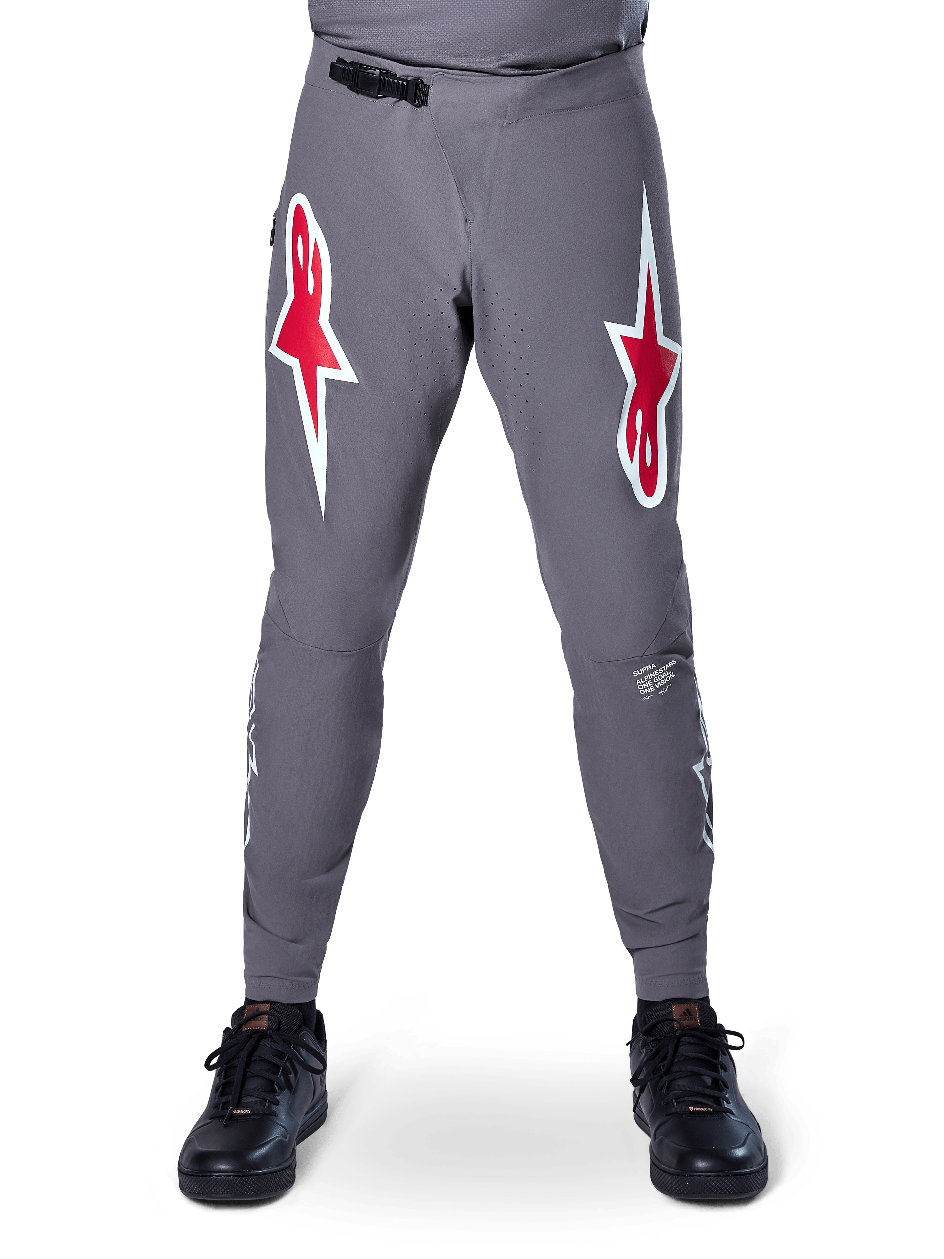 Alpinestars A-Supra Race Pants, pantalon de course VTT, gris foncé, avec de grands logos étoiles rouges et blancs sur les cuisses, ventilations perforées au laser à l'intérieur des jambes et fermeture à rochet noire à la taille, conçu pour la compétition de VTT