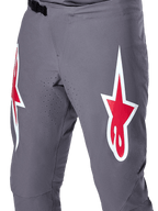 Pantalon de course Alpinestars A-Supra, pantalon VTT, gris foncé avec logos rouges et blancs, vue rapprochée montrant les perforations laser sur l'intérieur des cuisses et une fermeture à rochet noire à la taille.