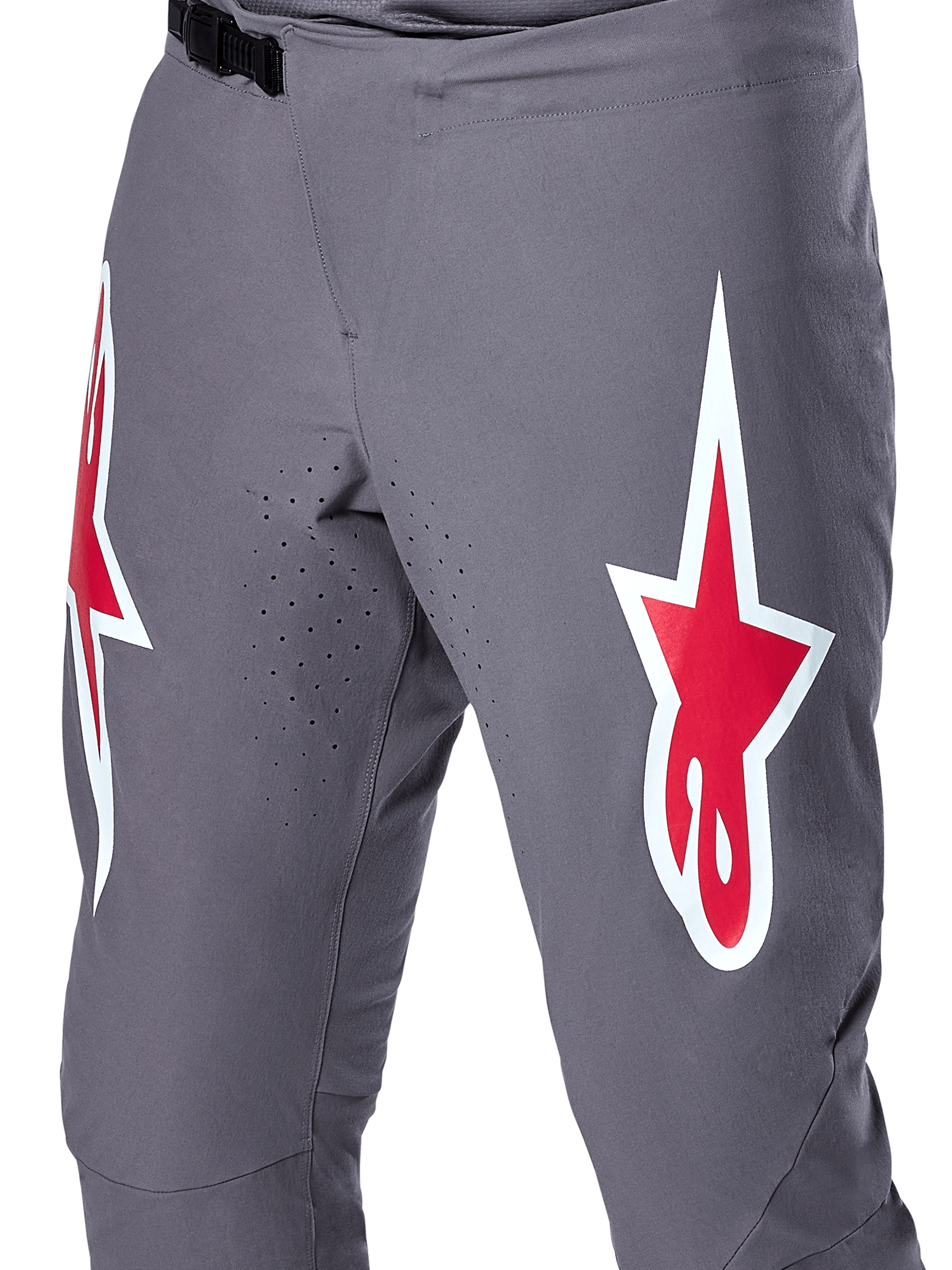 Pantalon de course Alpinestars A-Supra, pantalon VTT, gris foncé avec logos rouges et blancs, vue rapprochée montrant les perforations laser sur l'intérieur des cuisses et une fermeture à rochet noire à la taille.