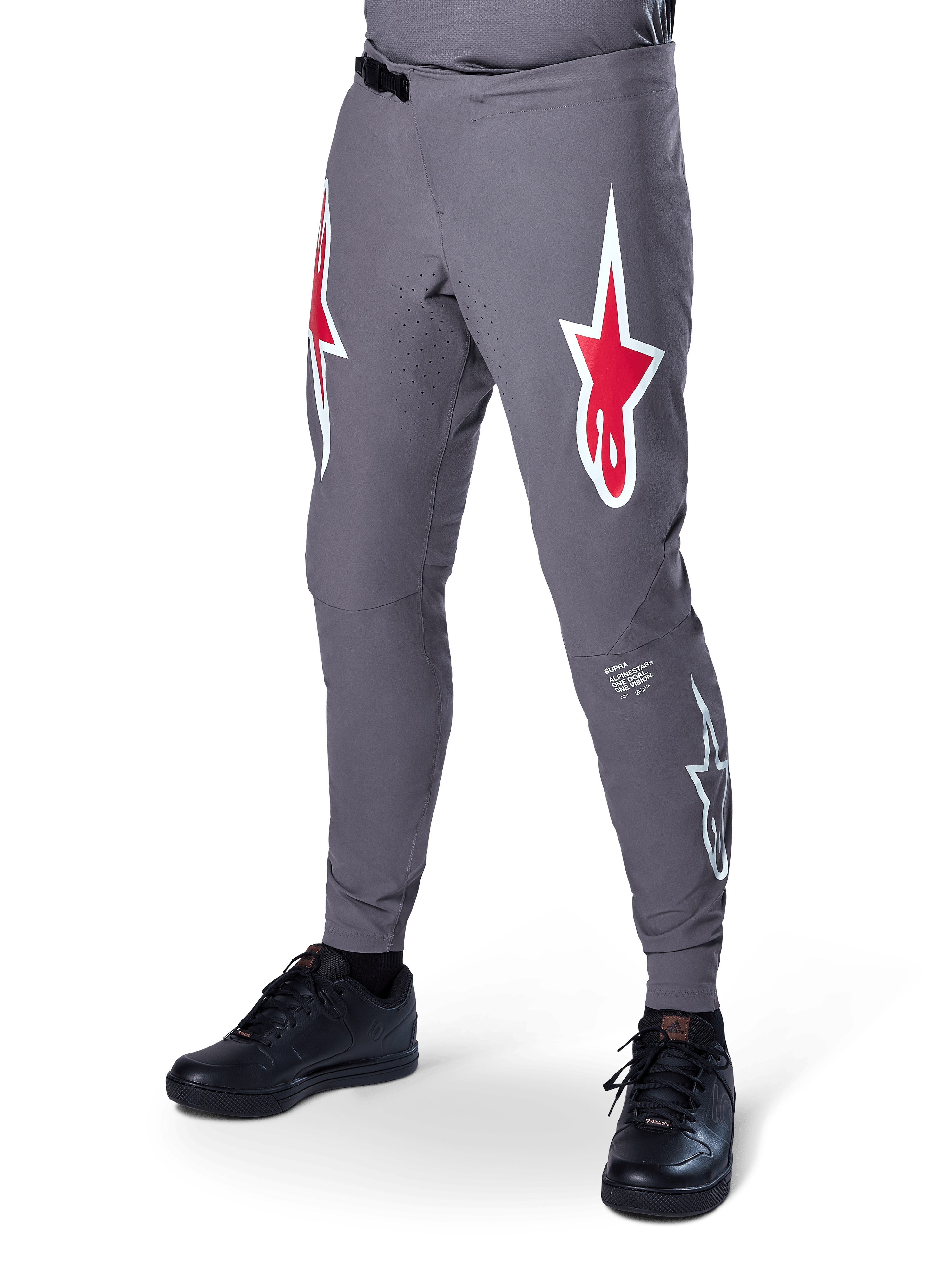 Pantalon Alpinestars A-Supra Race, pantalon de VTT gris foncé, avec grands logos étoile rouges et blancs sur les cuisses, ventilation perforée au laser et fermeture à rochet à la taille, coupe performance pour le downhill et l'enduro