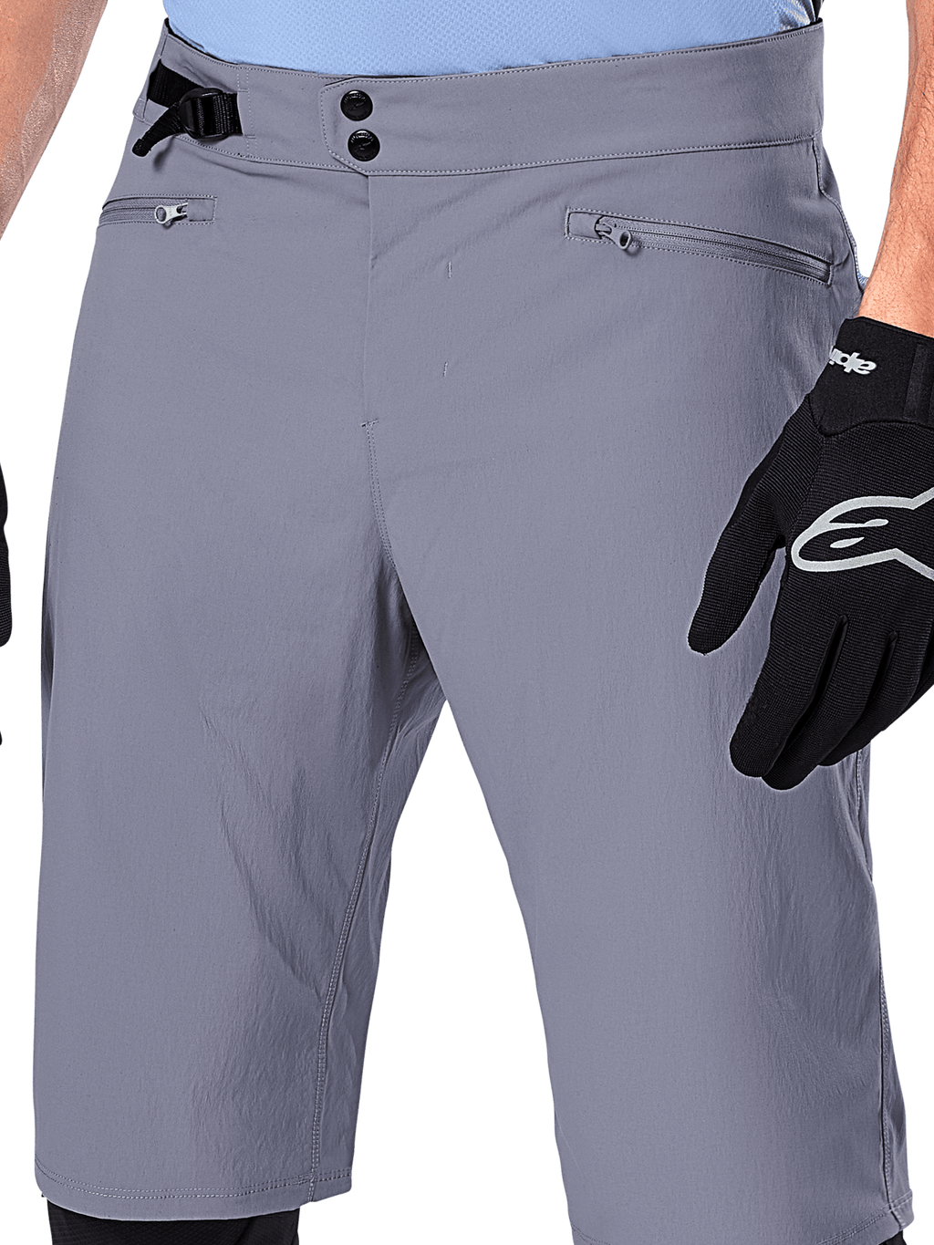 Alpinestars A-Dura Shorts, short de VTT, gris foncé, vue rapprochée de la taille montrant la double fermeture à pression, l'ajusteur latéral et les poches zippées, associé à des gants de cyclisme noirs, vêtement de VTT durable.