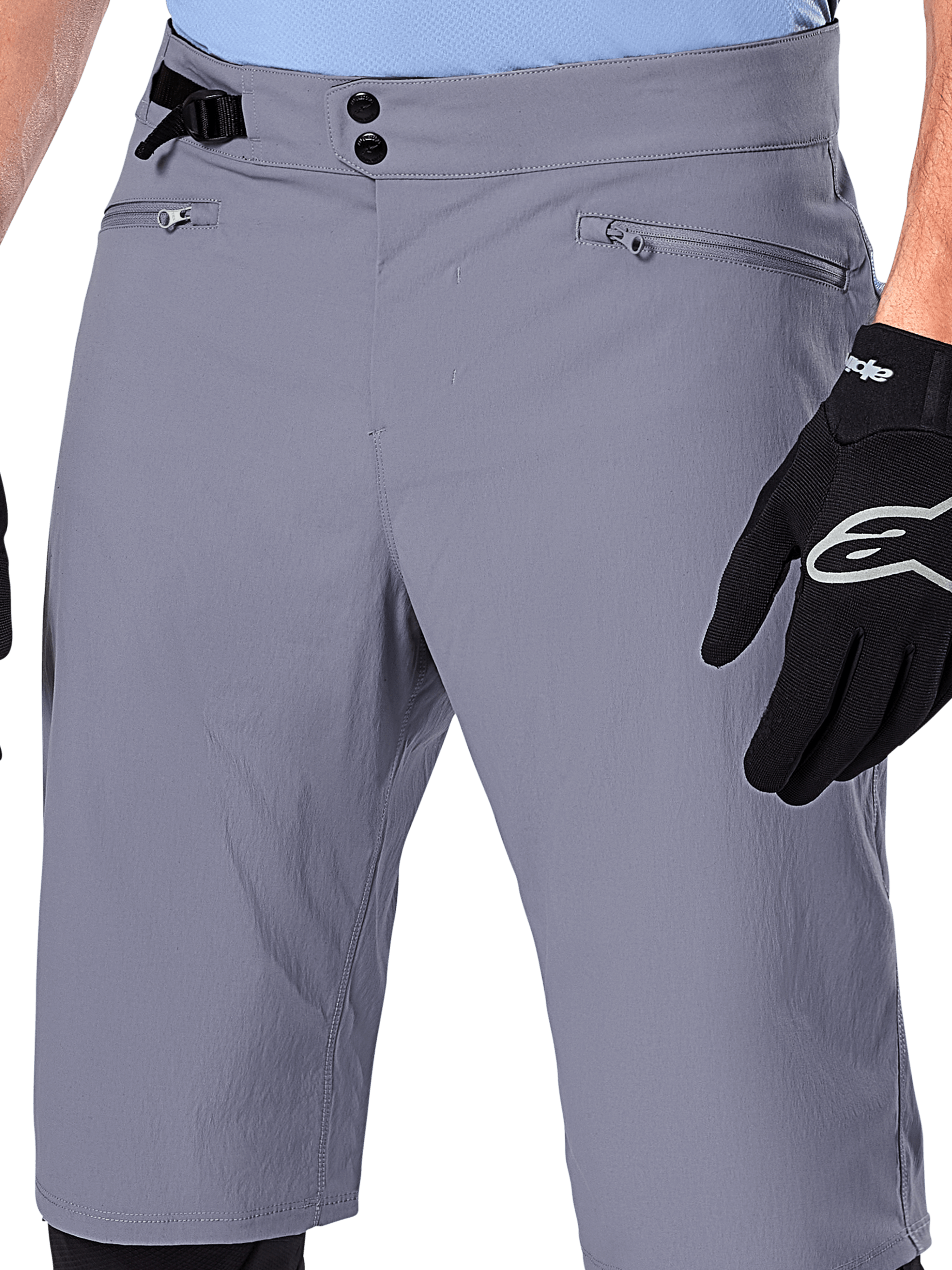 Alpinestars A-Dura Shorts, short de VTT, gris foncé, vue rapprochée de la taille montrant la double fermeture à pression, l'ajusteur latéral et les poches zippées, associé à des gants de cyclisme noirs, vêtement de VTT durable.