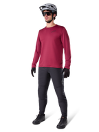 Maillot thermique Alpinestars A-Dura bordeaux, haut de cyclisme isolant à manches longues porté avec un pantalon de VTT gris foncé, des gants noirs et un casque gris, tenue complète de VTT pour temps froid, photo en studio