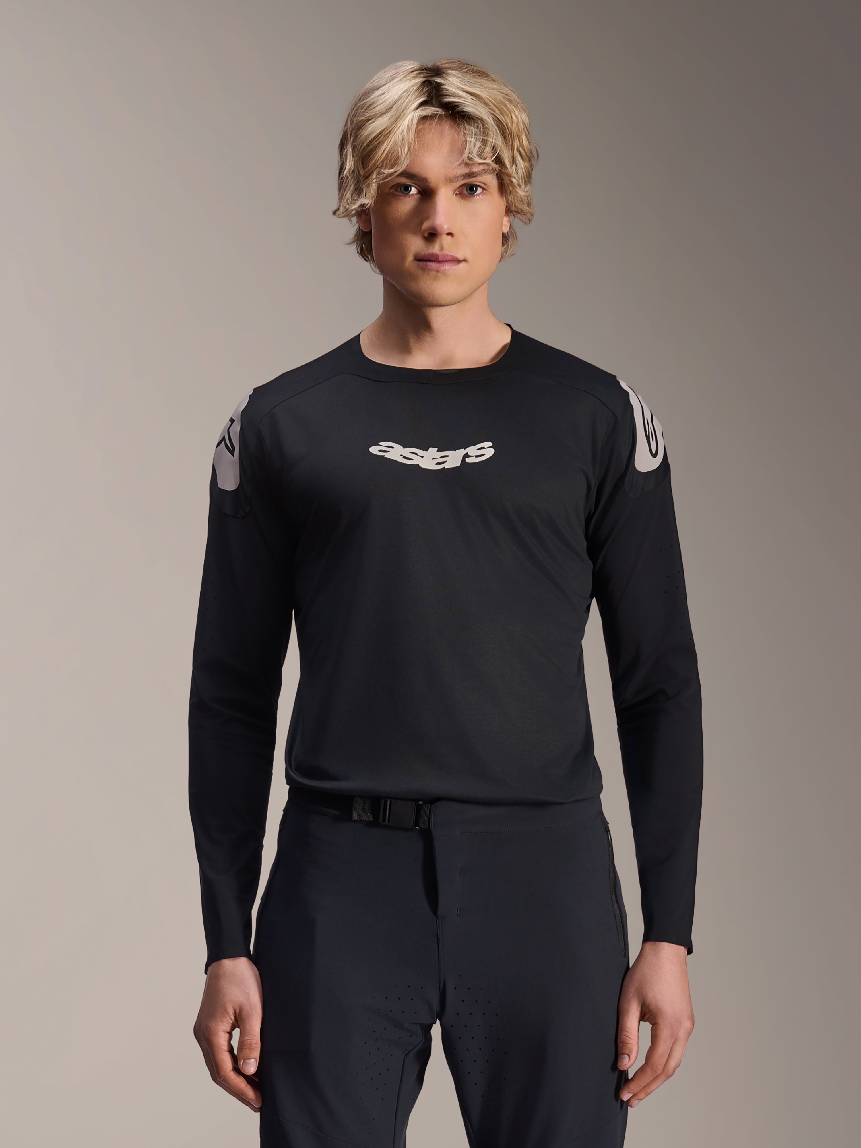 Maillot Alpinestars A-Aria Polartec Elite, maillot de VTT à manches longues, noir, avec logo 'astars' blanc sur la poitrine et motifs blancs sur les épaules, équipement de cyclisme performant porté par un mannequin