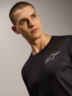 Maillot noir A-Dura Air à manches longues pour VTT, texture mesh respirante et logo Alpinestars sur la poitrine.